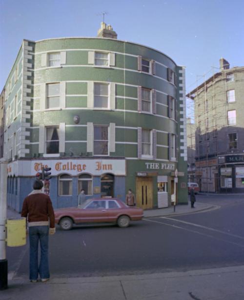 The College Inn (now Doyles) in 1978, College Green. (Credit - dublincitypubliclibraries.com)